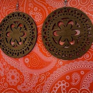 Wood earrings laser cut circular floral design NEW super‎ lightweight NWT
